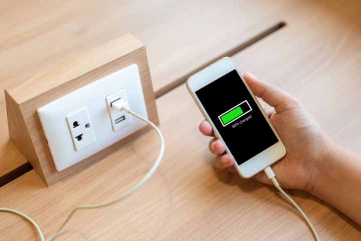 Is It Bad To Charge Your Phone While Using It? - mobile|pains