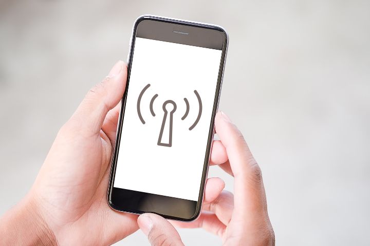 Can You Talk On An iPhone And Use Hotspot At The Same Time?