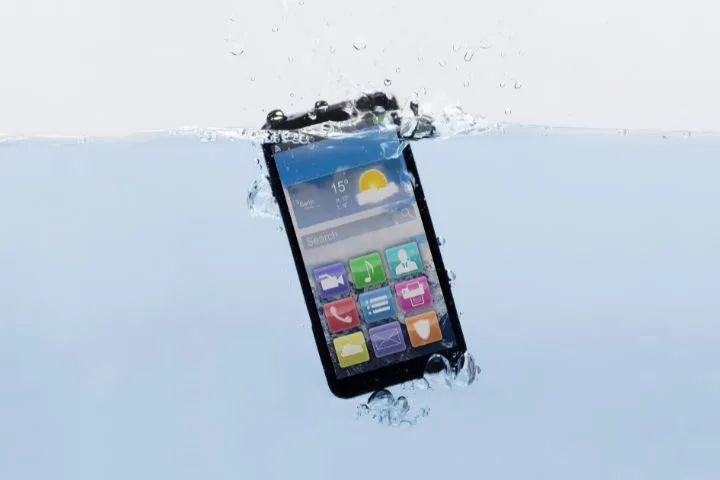 What to do if a phone with a non-removable battery falls into the water?